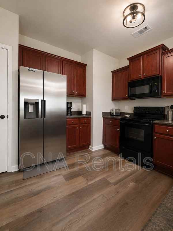 596 Oakside Pl - Photo 4 of 11