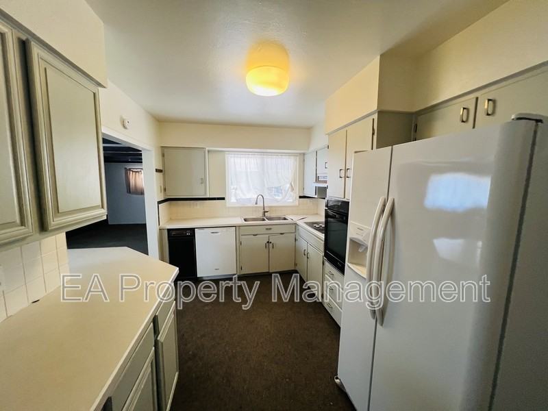 716 Dallas St Ne - Photo 4 of 17