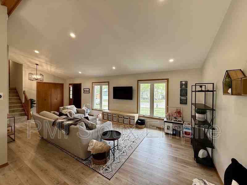 5900 W 28th St - Photo 3 of 15