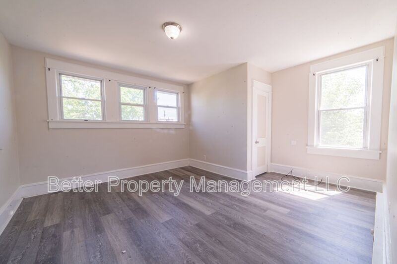 220 W Plum St #2nd - Photo 4 of 10