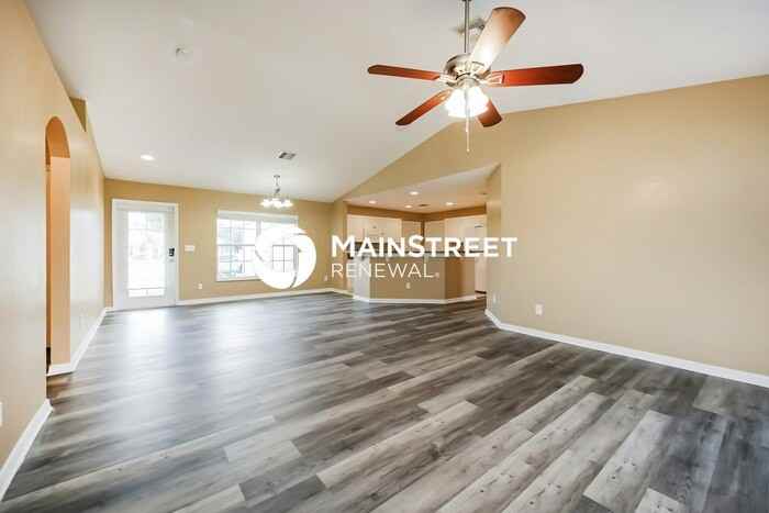 1161 Ebers St E - Photo 4 of 16