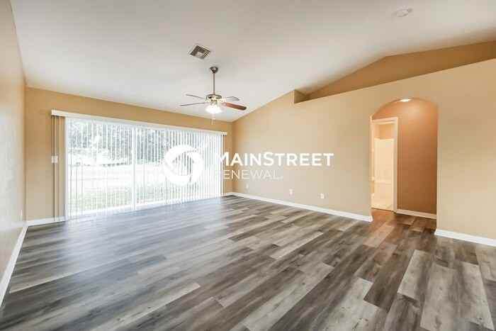 1161 Ebers St E - Photo 5 of 16