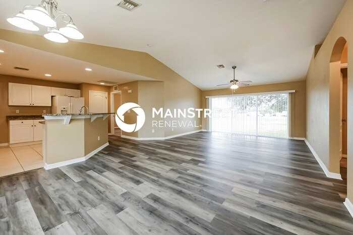 1161 Ebers St E - Photo 6 of 16