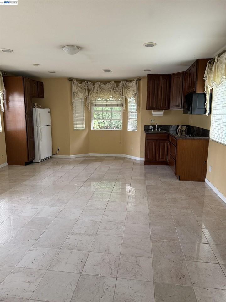 3885 Aragon Ln - Photo 4 of 18