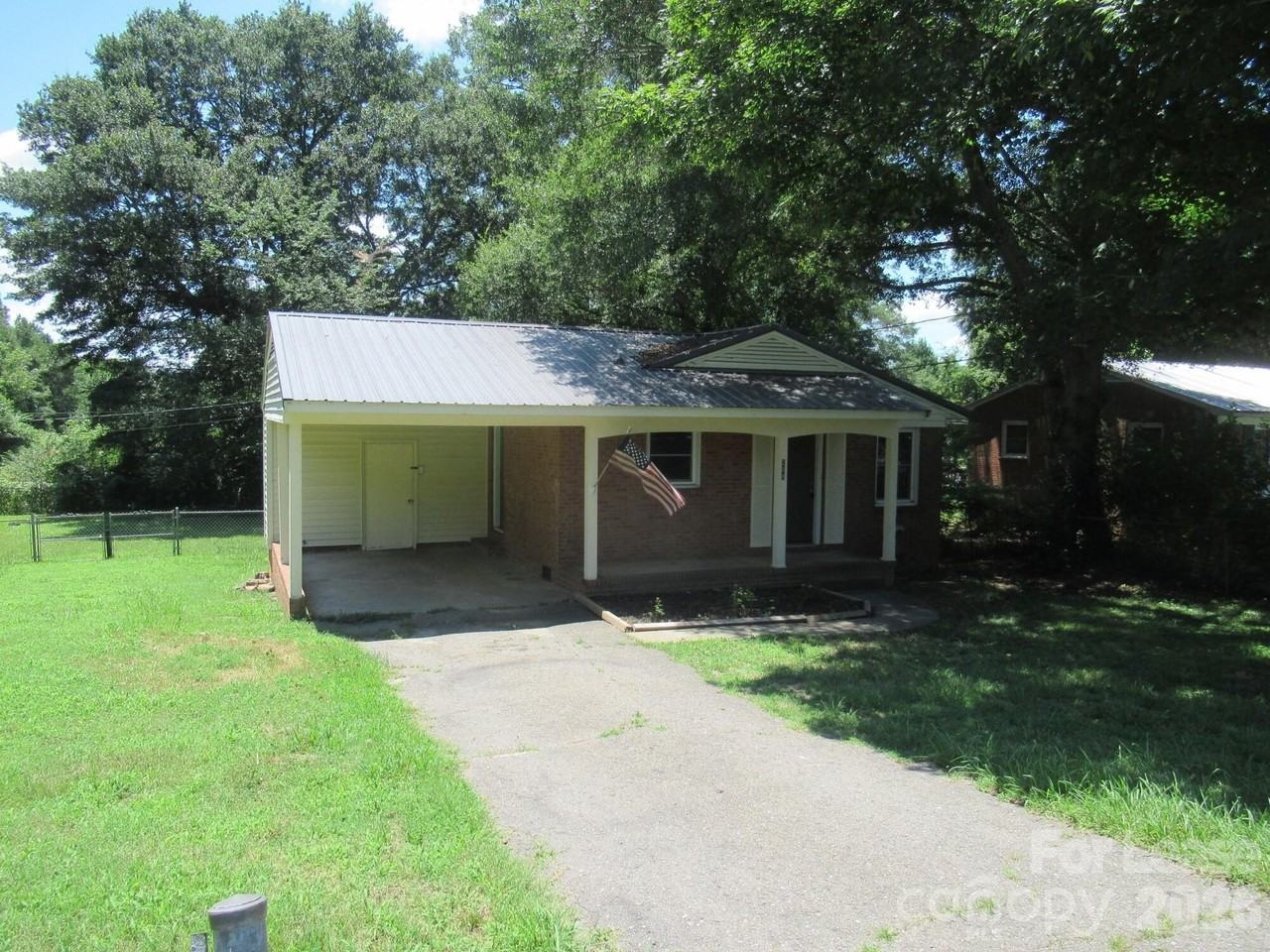 208 Crescent Ct - Photo 2 of 19