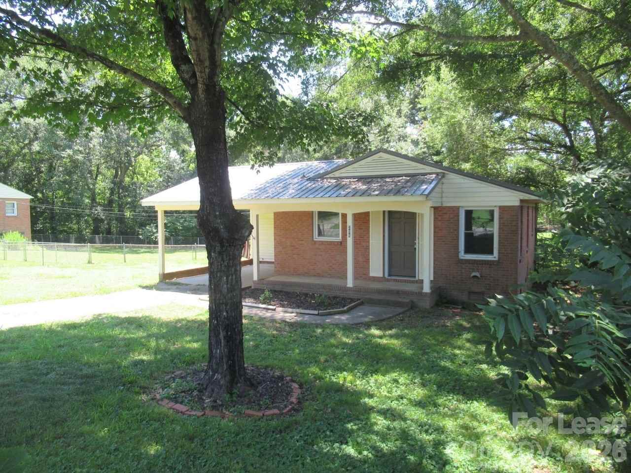 208 Crescent Ct - Photo 3 of 19