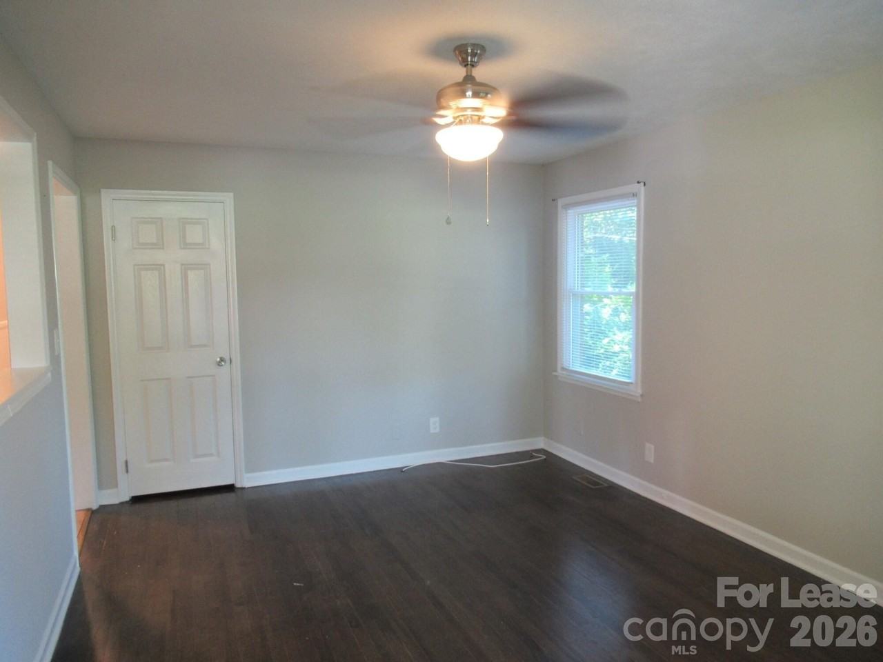208 Crescent Ct - Photo 4 of 19