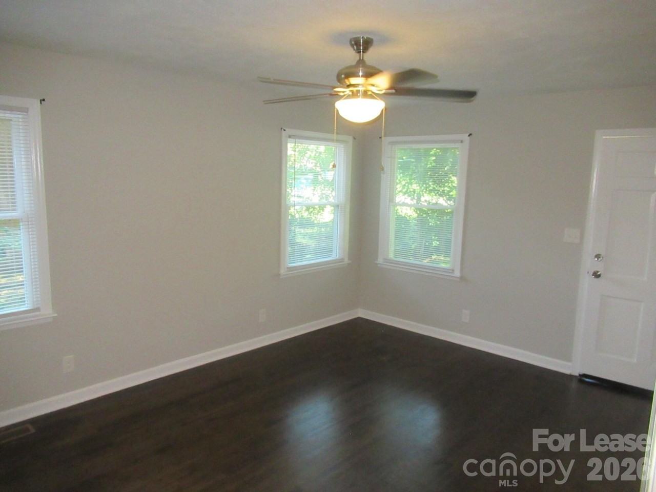 208 Crescent Ct - Photo 5 of 19