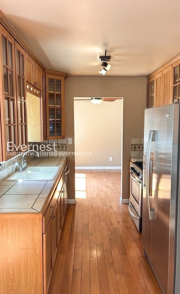 327 10th St - Photo 4 of 27