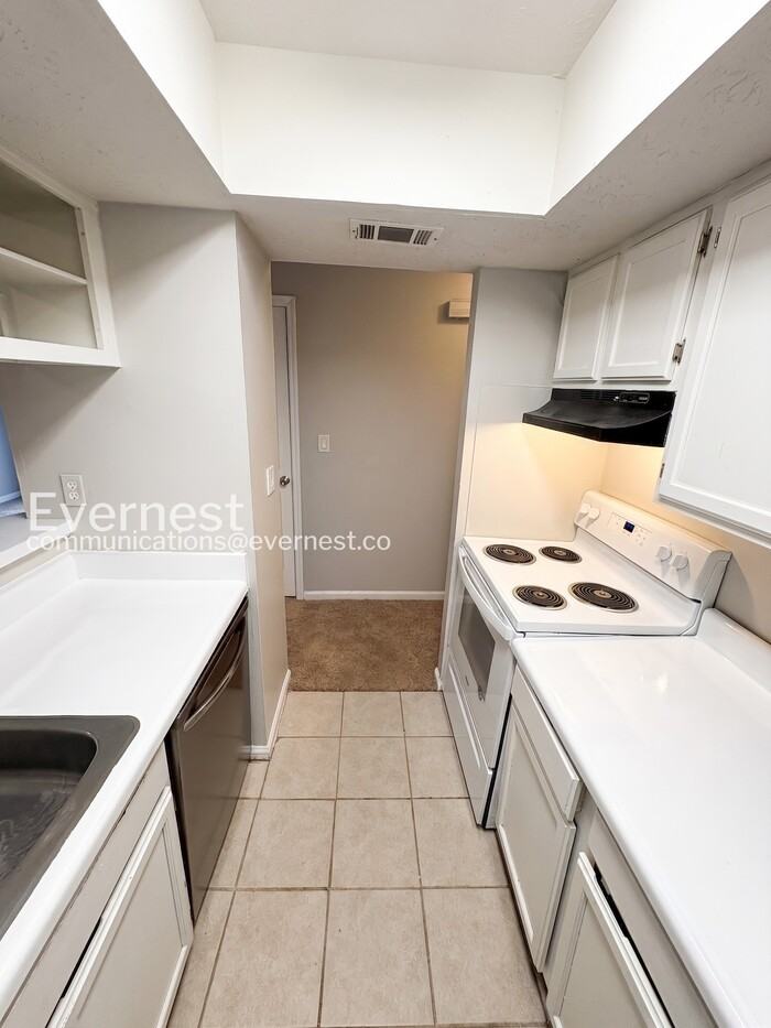 1760 Wesley Way Nw #C - Photo 4 of 27