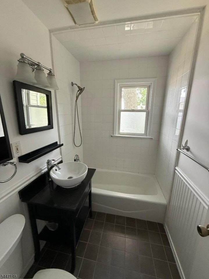 2514 Jackson Ave - Photo 7 of 16