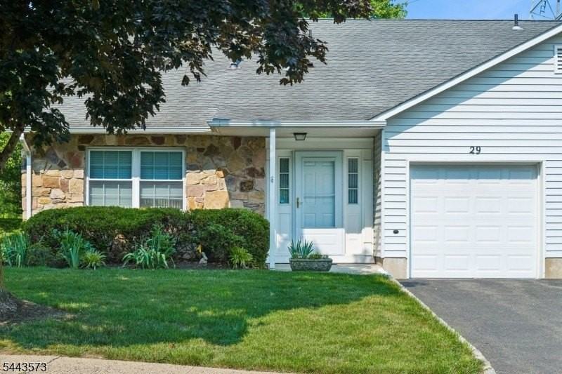 29 Coachlight Dr