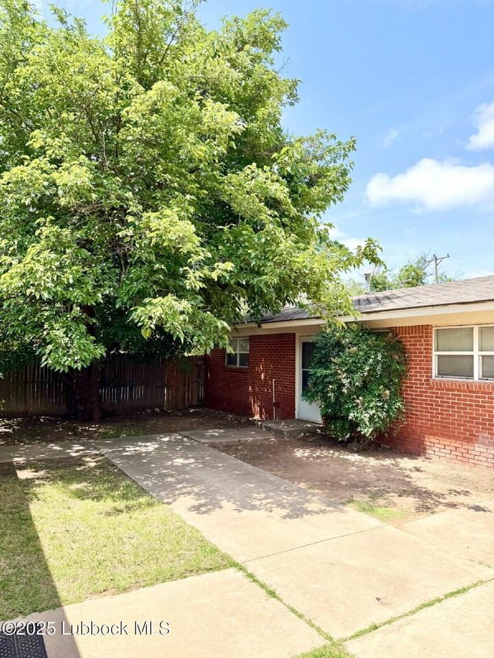 2423 22nd Pl #B - Photo 2 of 15
