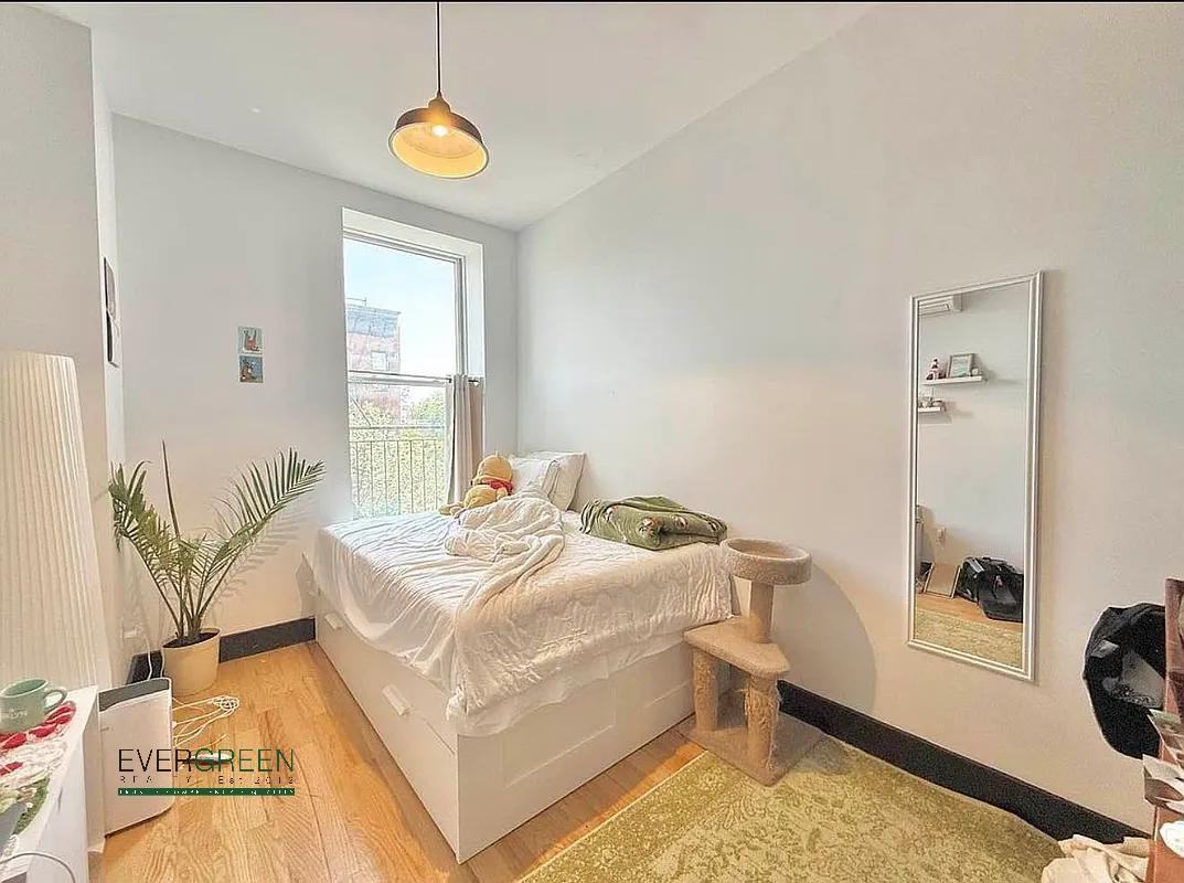 921 Gates Avenue #3 - Photo 5 of 6