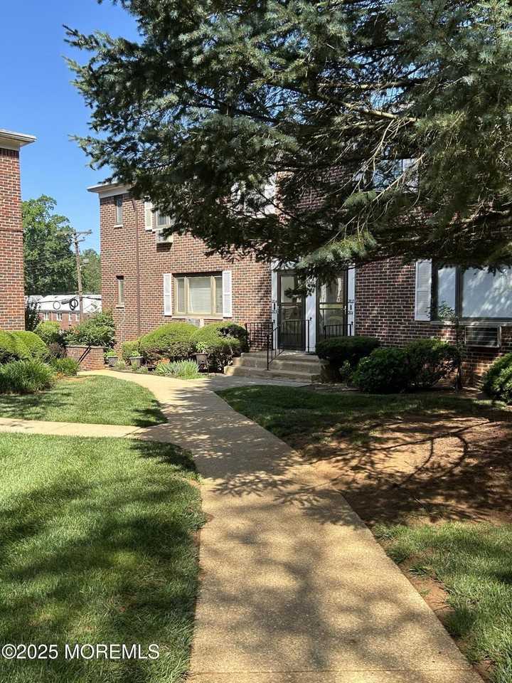 204 Manor E