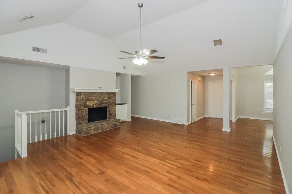 2224 Burlingate Dr - Photo 4 of 17