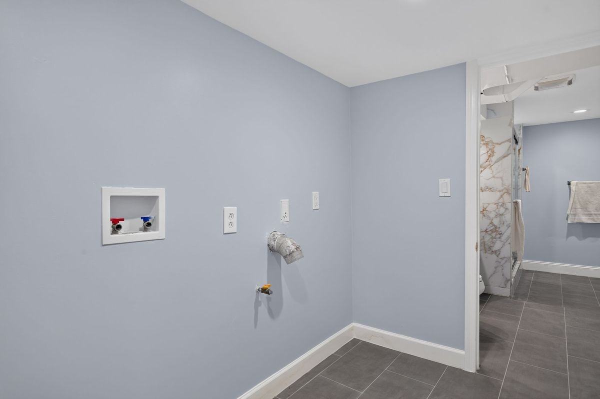 670 John St - Photo 2 of 34