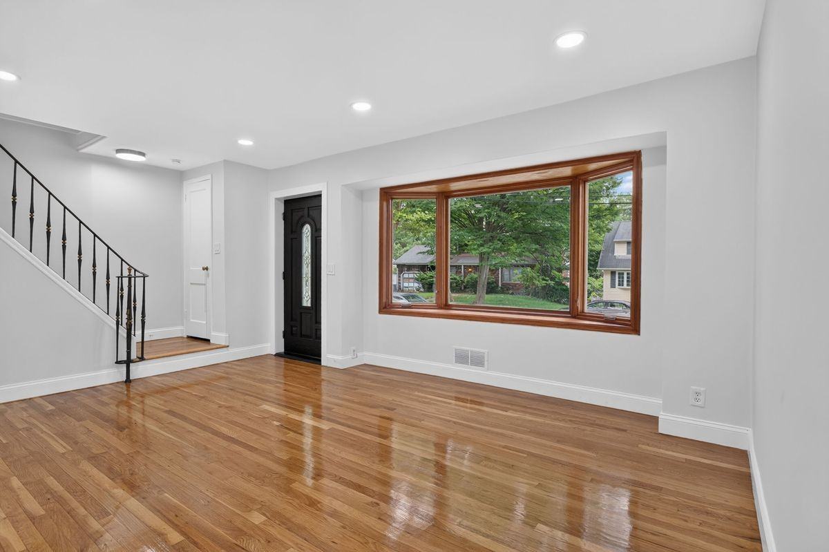 670 John St - Photo 3 of 34