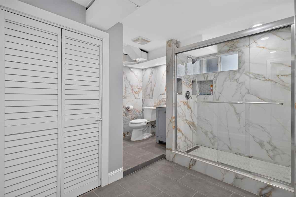670 John St - Photo 5 of 34