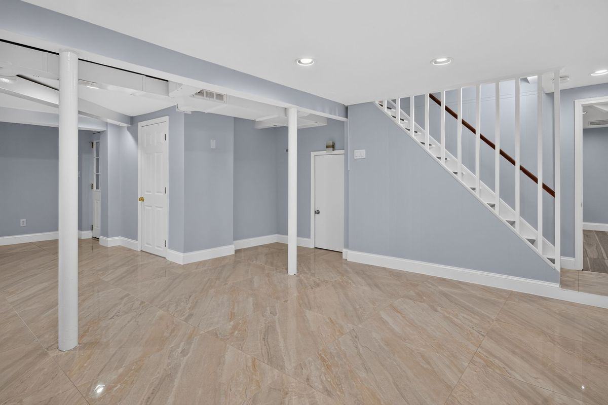 670 John St - Photo 6 of 34