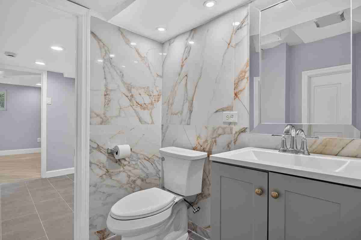 670 John St - Photo 7 of 34