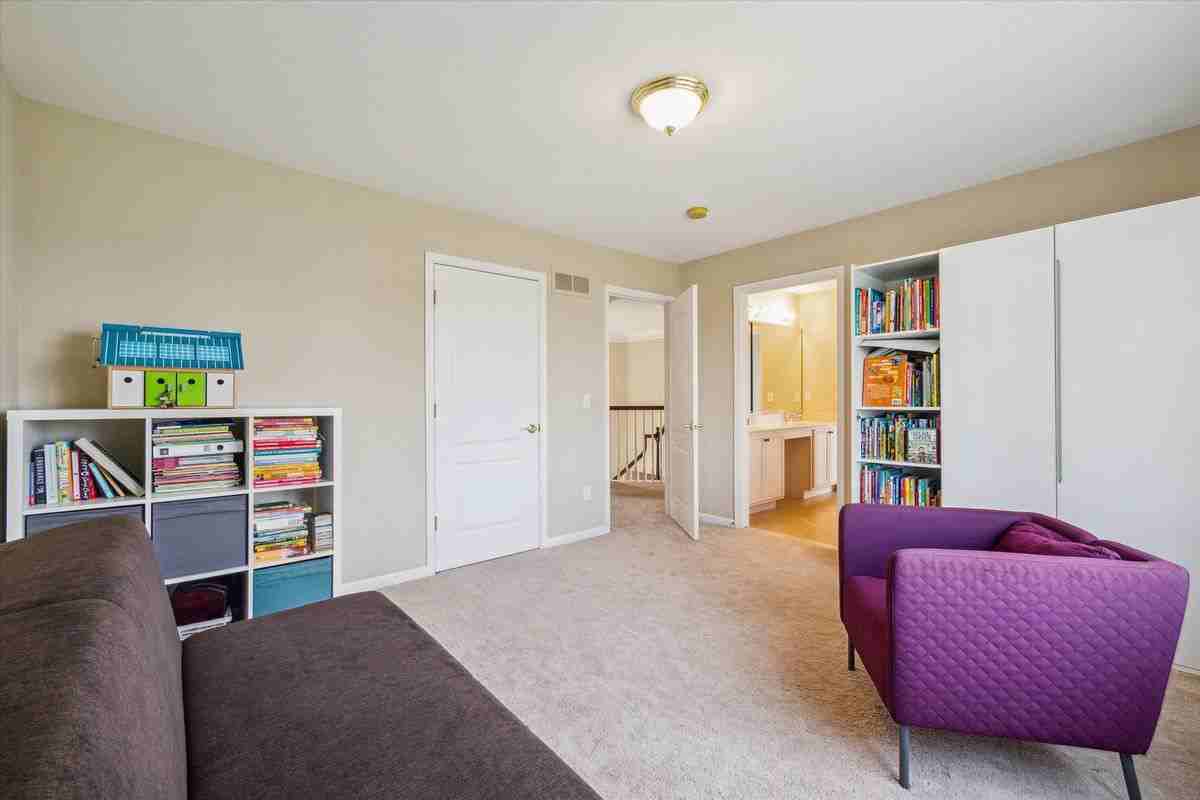 24323 Bellingham Dr - Photo 4 of 47