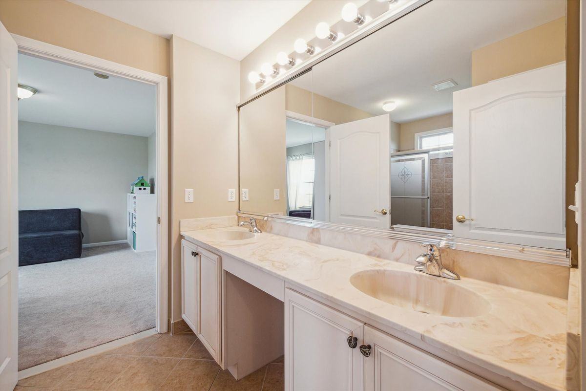 24323 Bellingham Dr - Photo 5 of 47