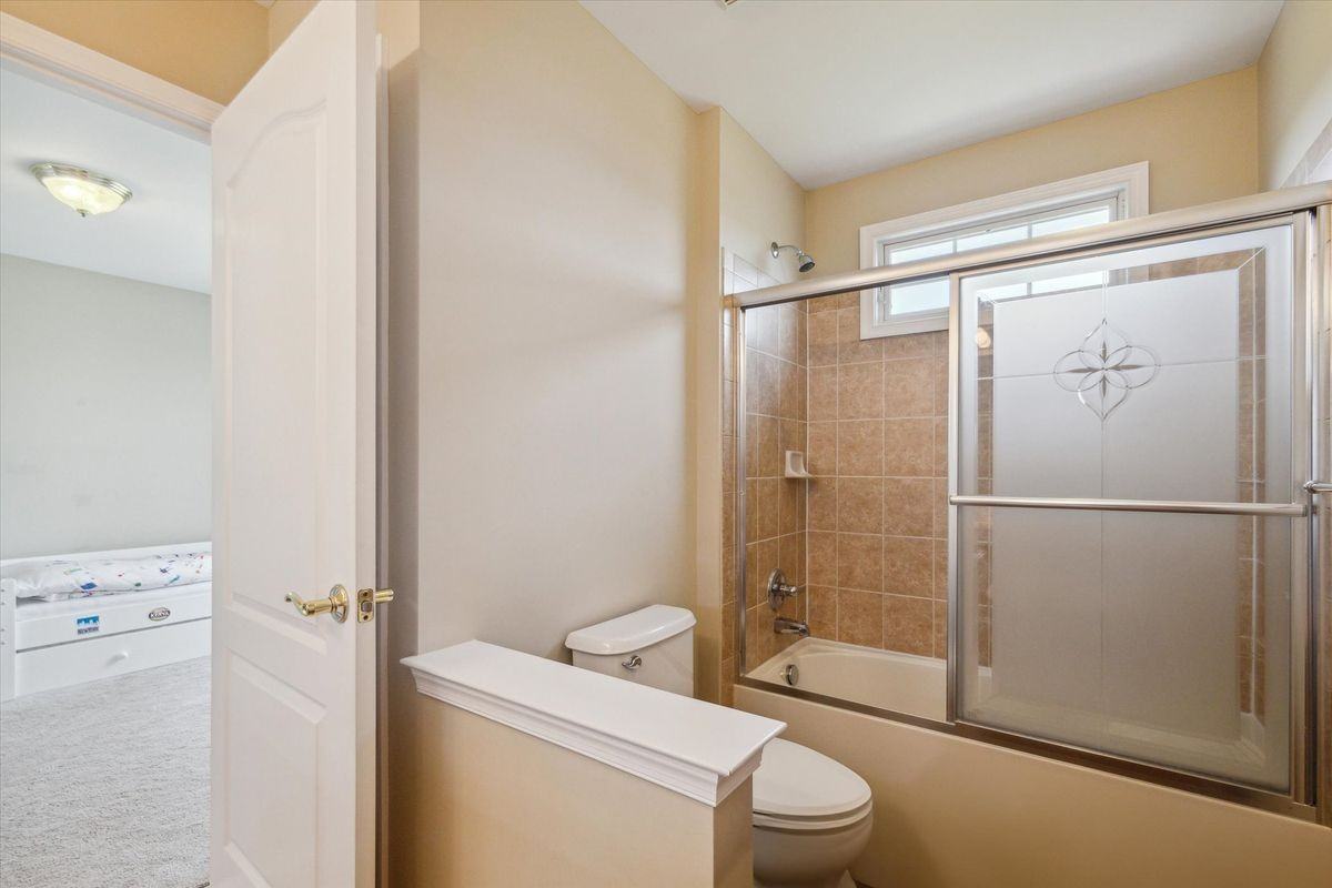 24323 Bellingham Dr - Photo 6 of 47
