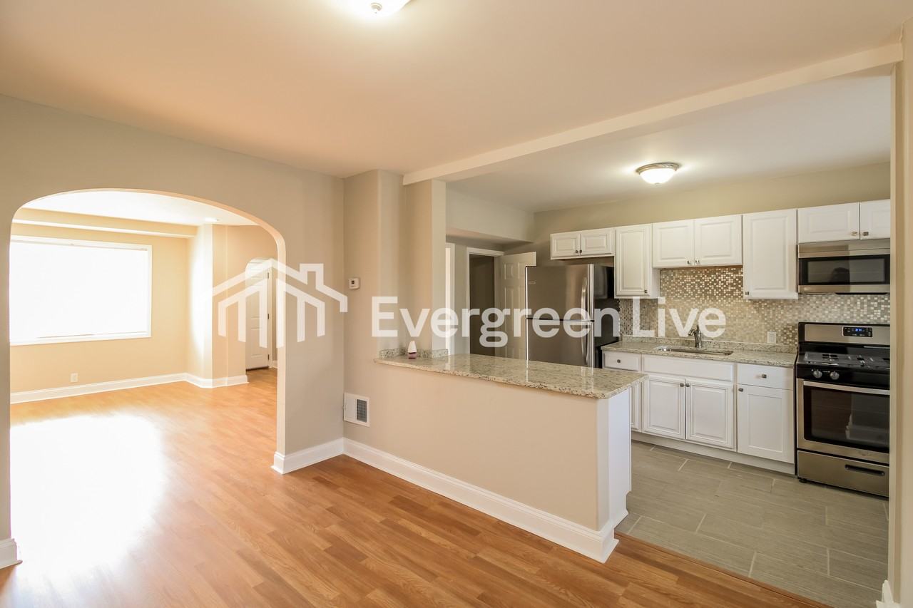 132 N Monastery Ave - Photo 4 of 15