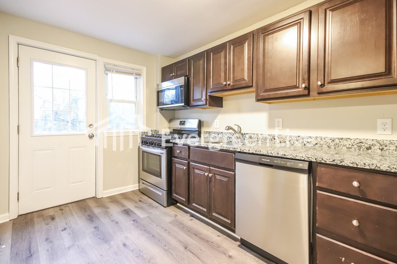1118 Newfield Rd - Photo 6 of 15