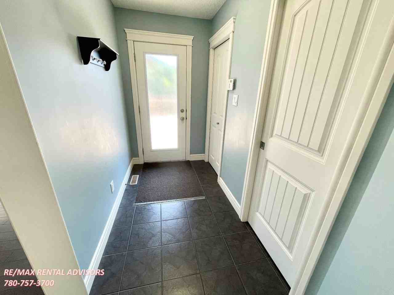 2429 Austin Crescent Southwest - Photo 2 of 26