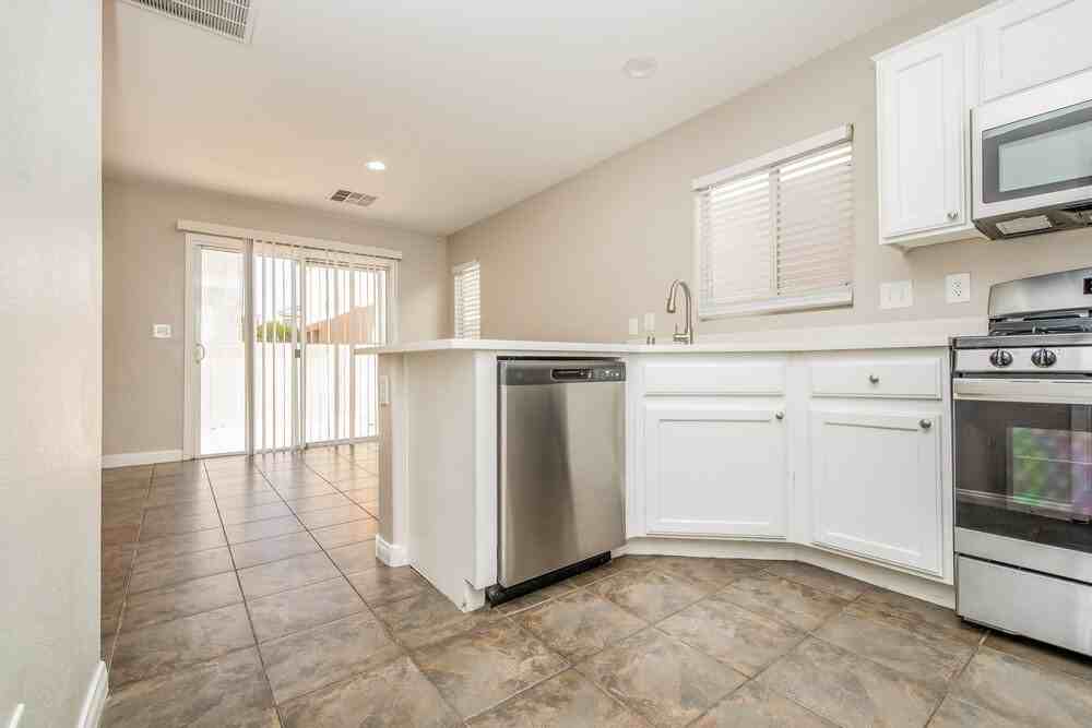 9503 Diamond Bridge Ave - Photo 7 of 17