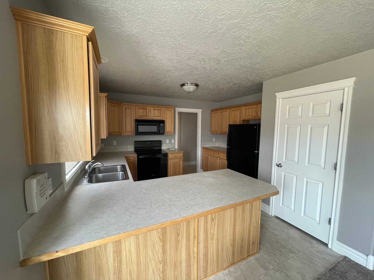 1127 Elgin Ct - Photo 3 of 19