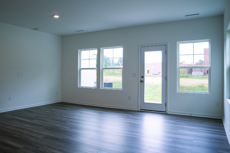 878 Pilot St - Photo 5 of 24