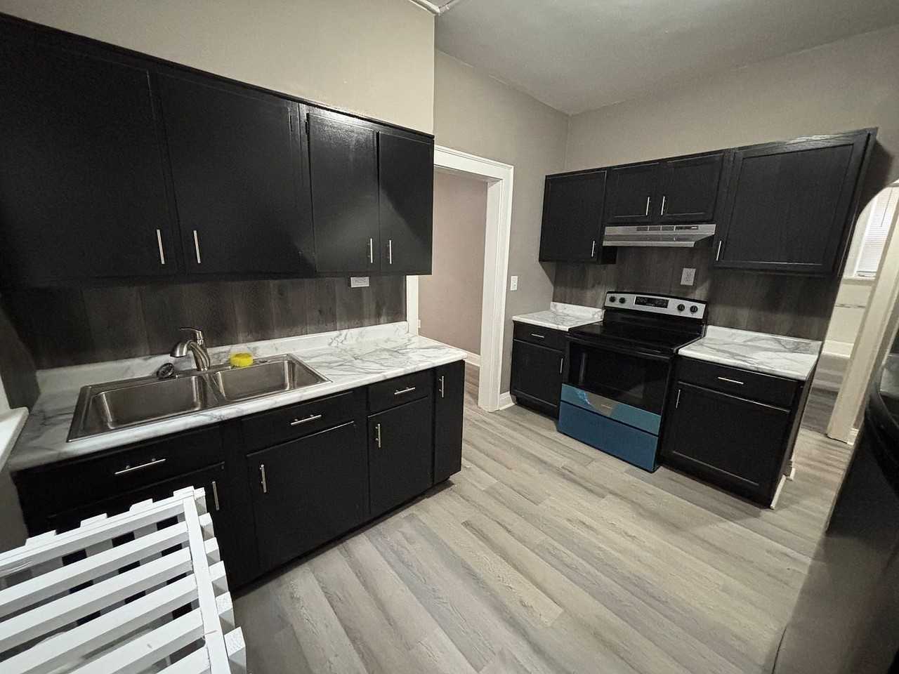 1341 Marshall St #2F - Photo 6 of 11