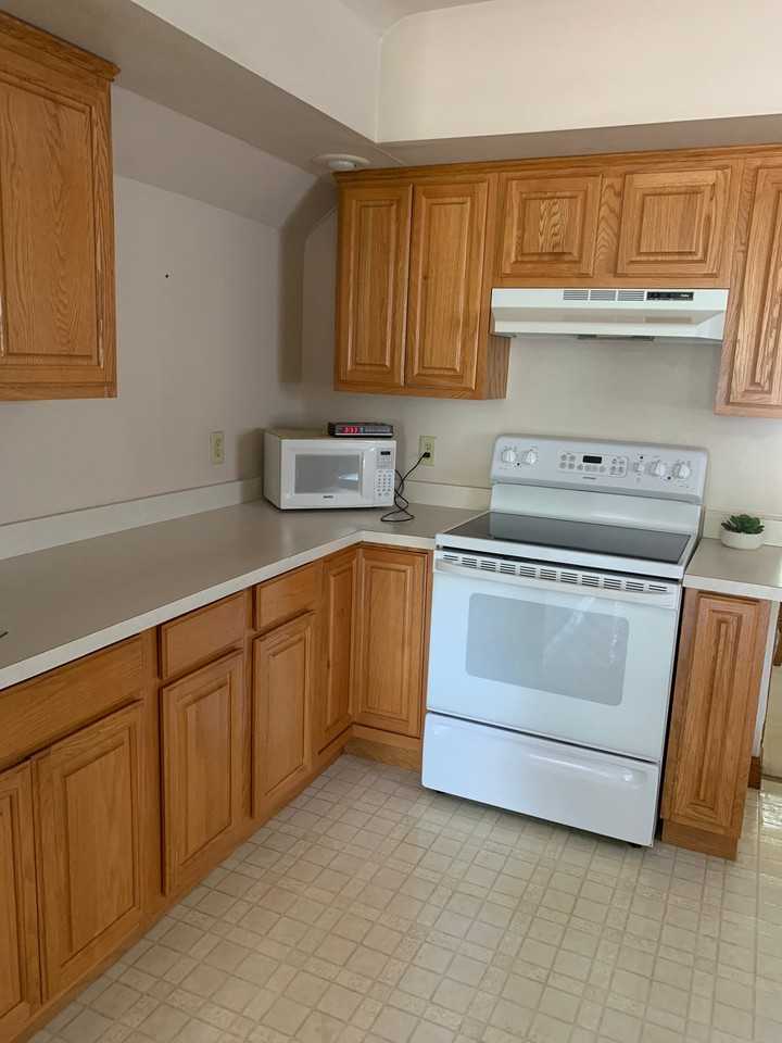 1015 Avenue C - Photo 4 of 21