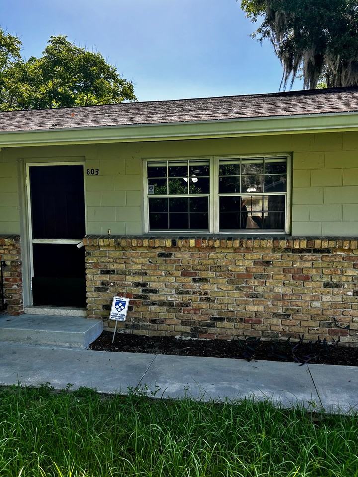 803 Pine St - Photo 2 of 10