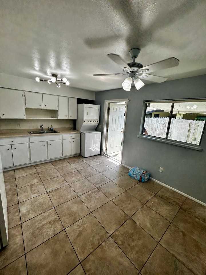 803 Pine St - Photo 4 of 10