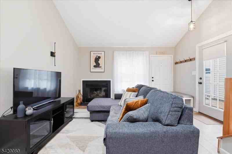 322 Greenbriar Dr #6 - Photo 5 of 7