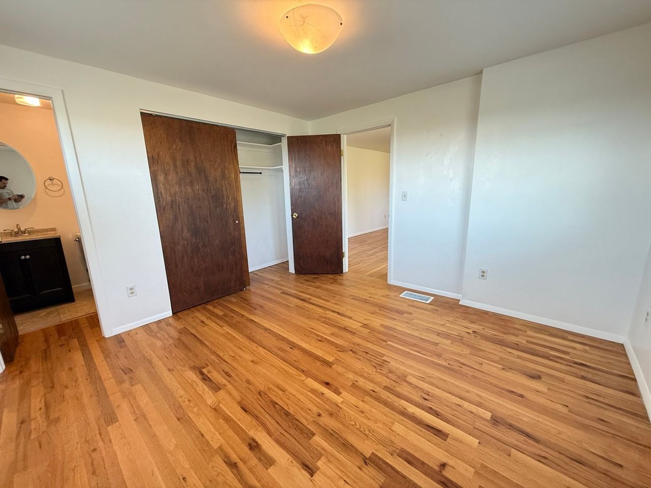 2592 Yarmouth Ave - Photo 4 of 12