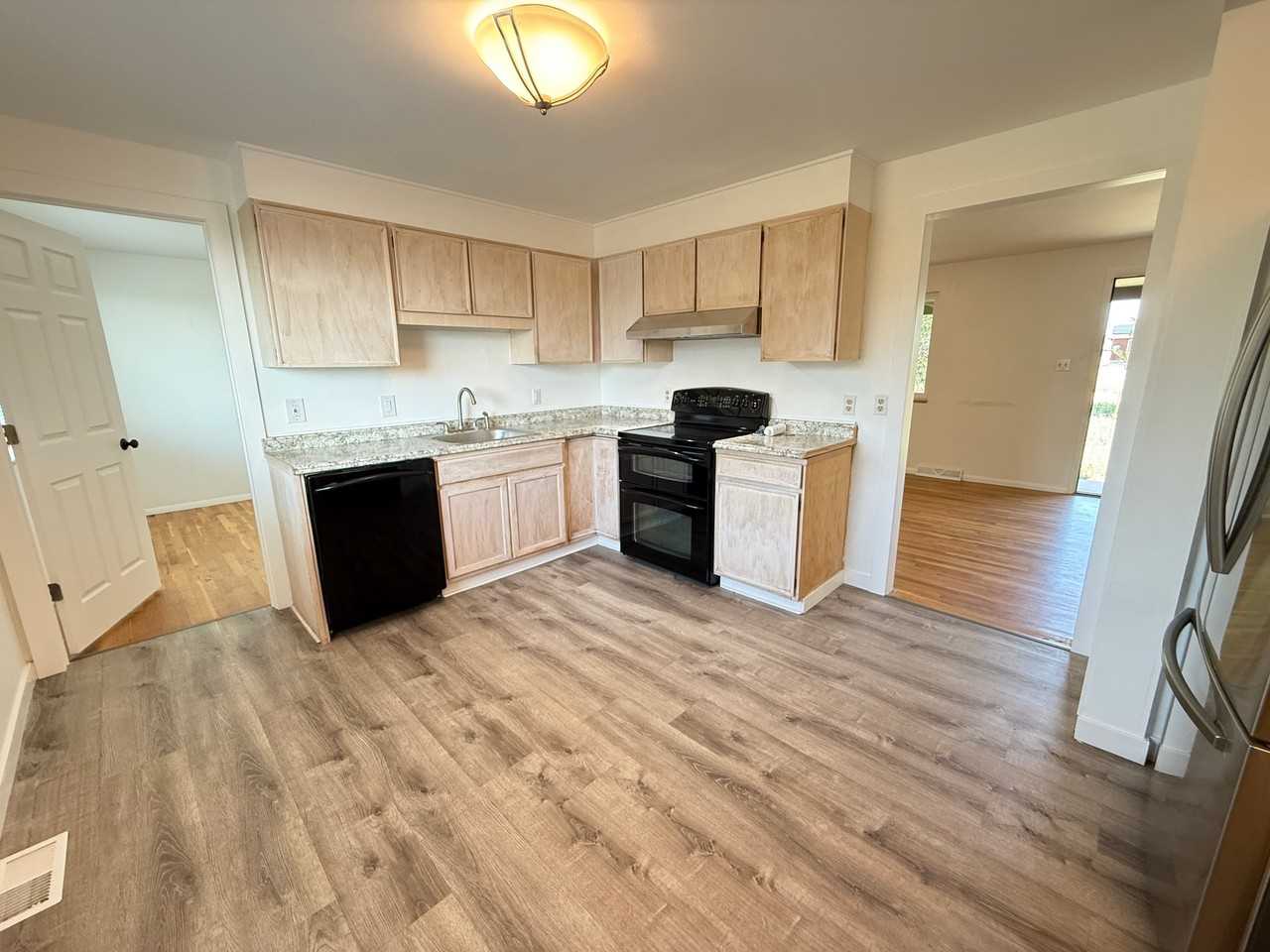 2592 Yarmouth Ave - Photo 5 of 12