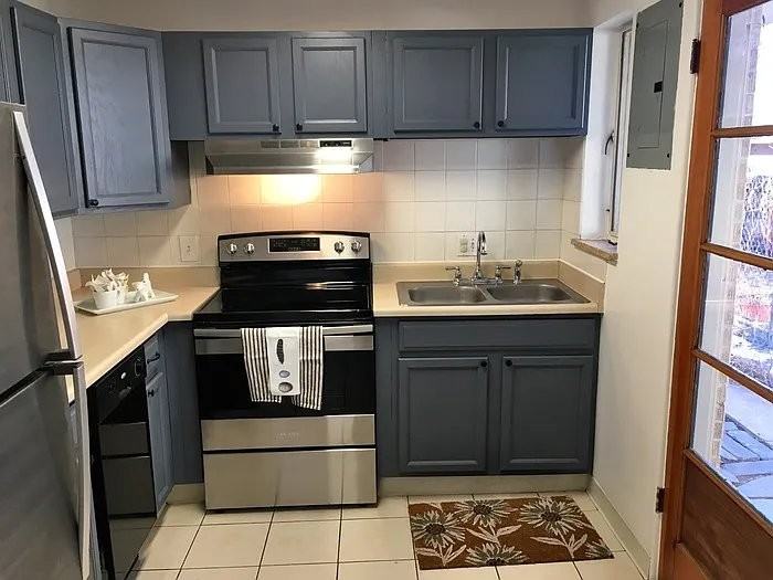 2043 Meade St - Photo 4 of 12