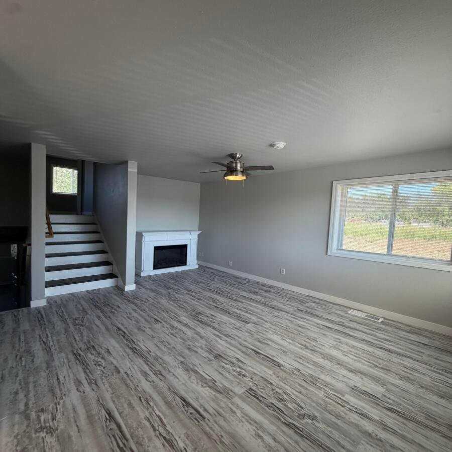 1147 Eldora Ln - Photo 3 of 20