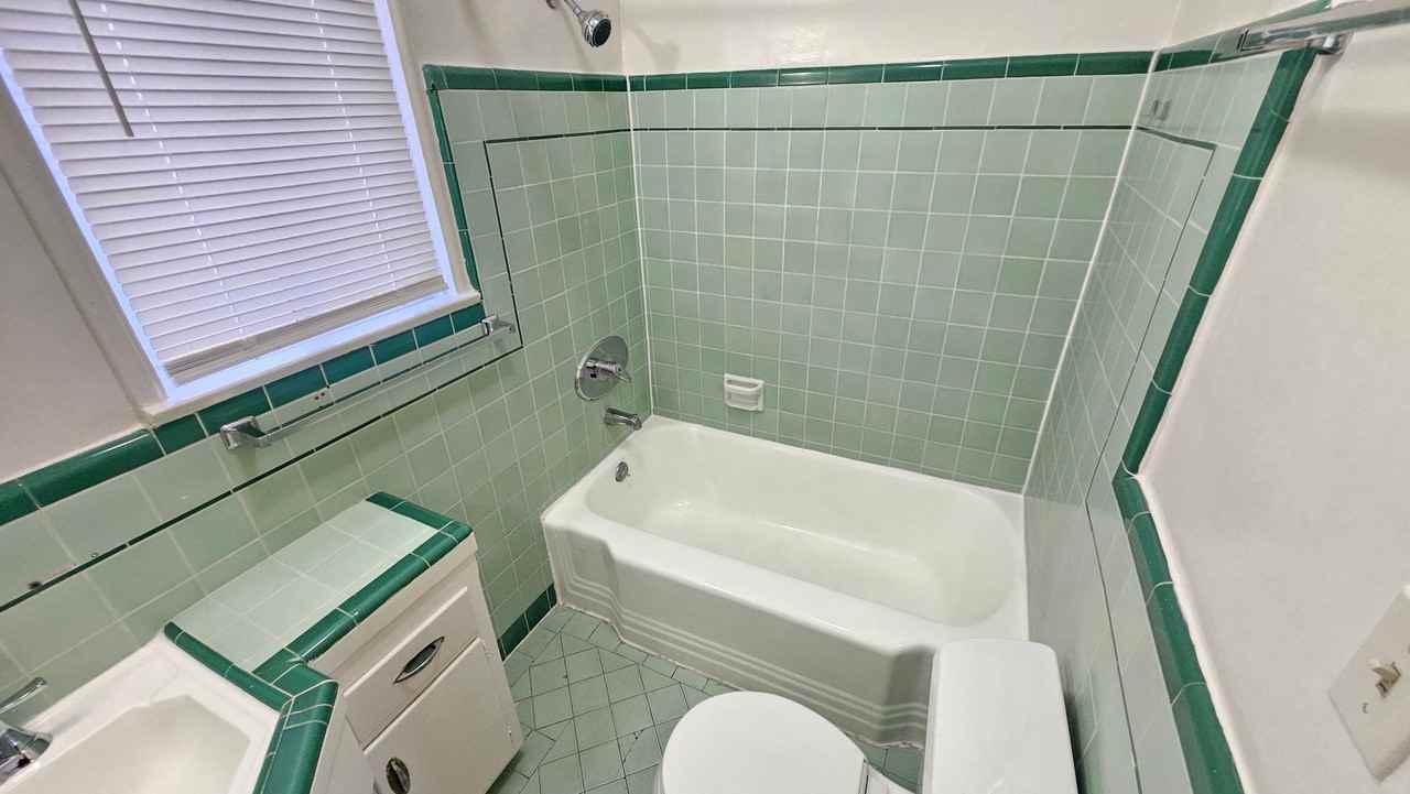 1625 N Hobart Blvd #4 - Photo 7 of 8