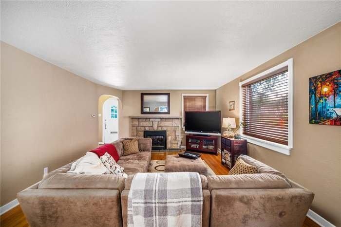 6942 Penn Ave - Photo 2 of 10