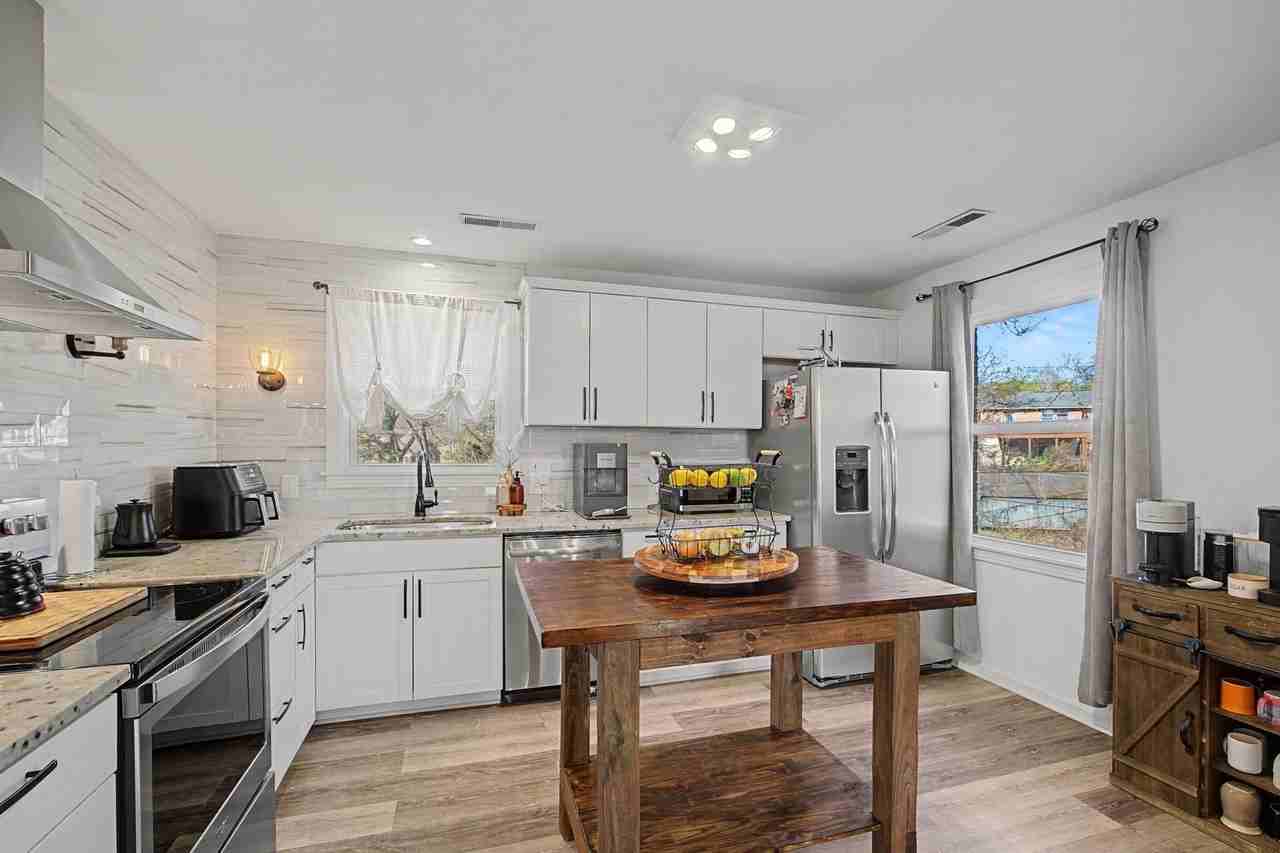 100 Dellrose Dr - Photo 3 of 11