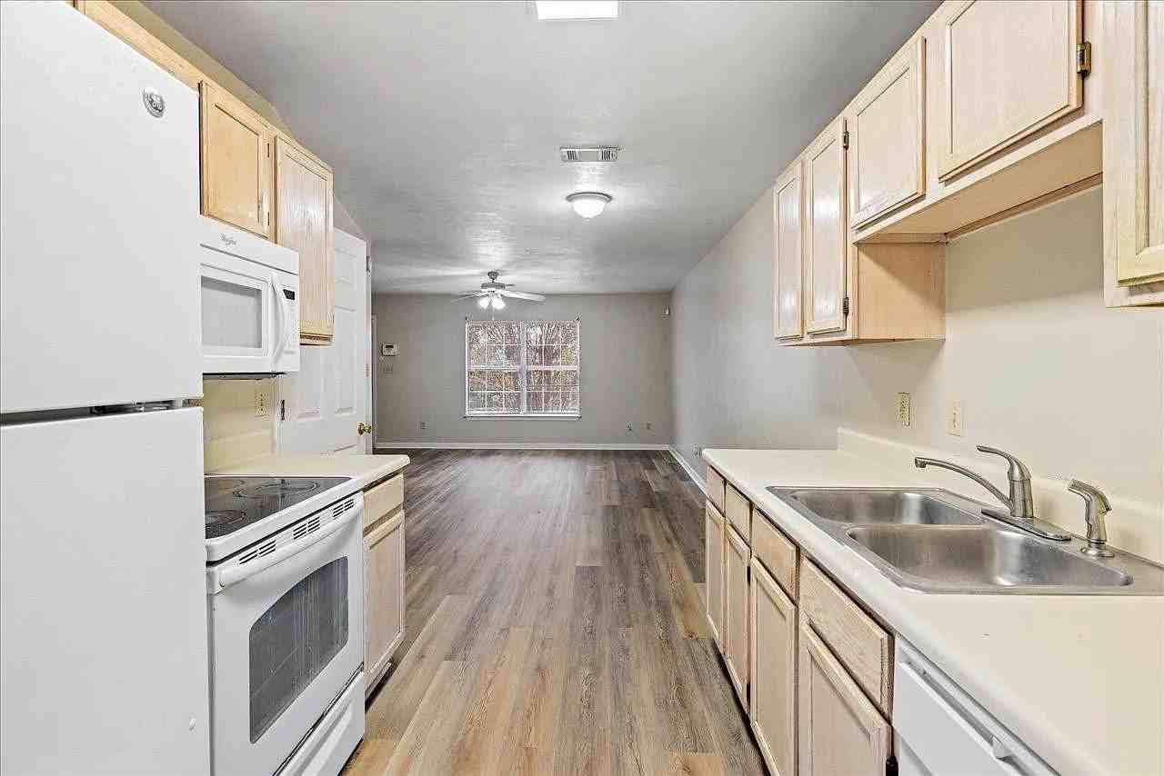 1346 Hancock St #B - Photo 3 of 25