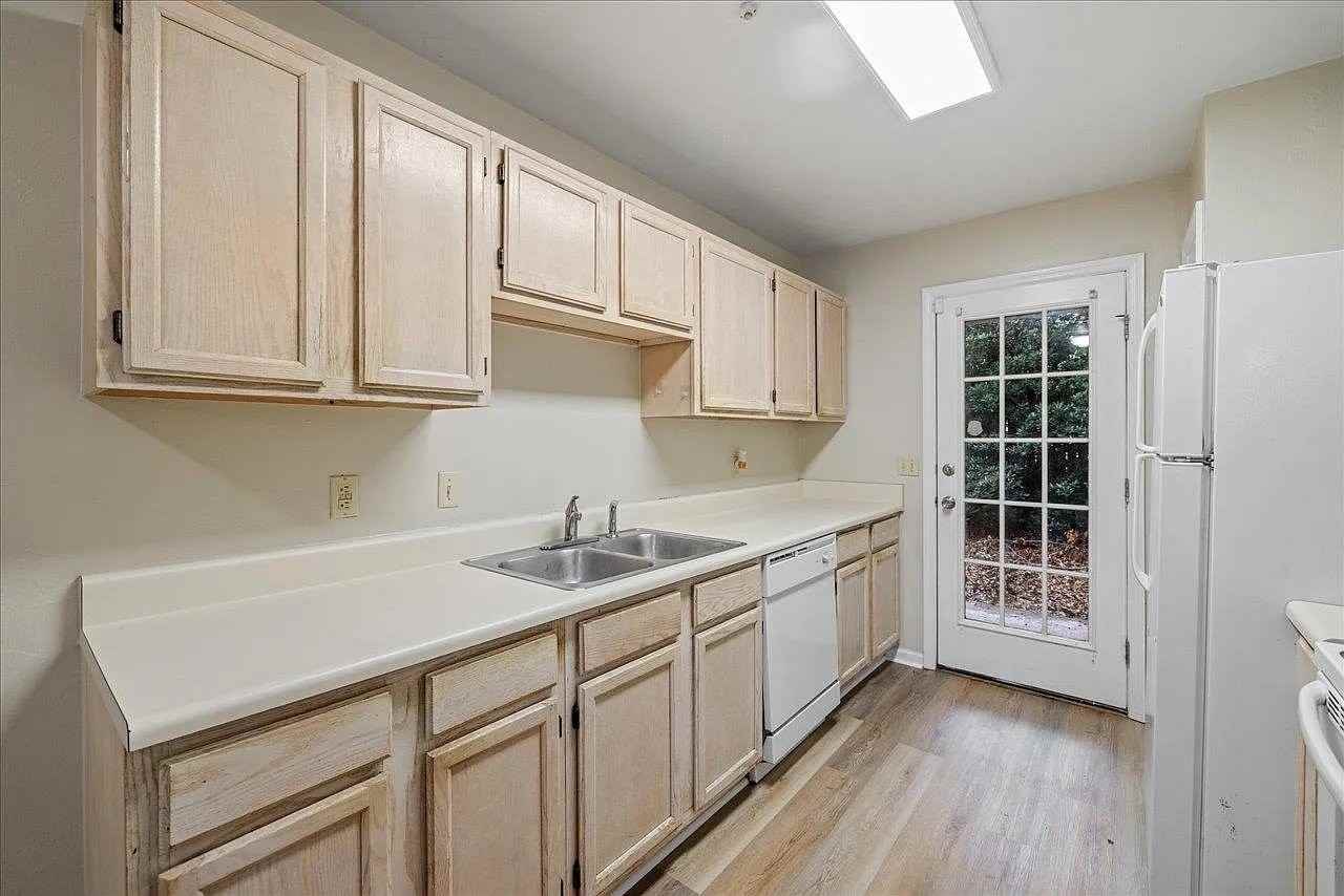 1346 Hancock St #B - Photo 5 of 25