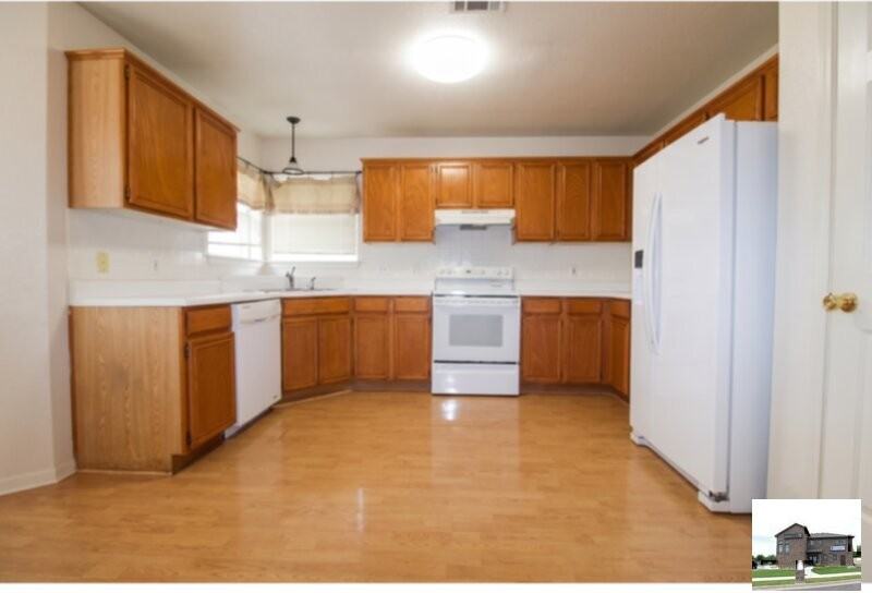 5211 James Loop - Photo 4 of 41