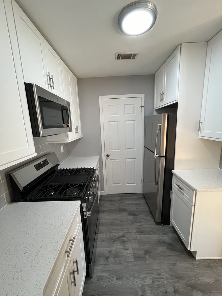216 Hickory Ct - Photo 2 of 19
